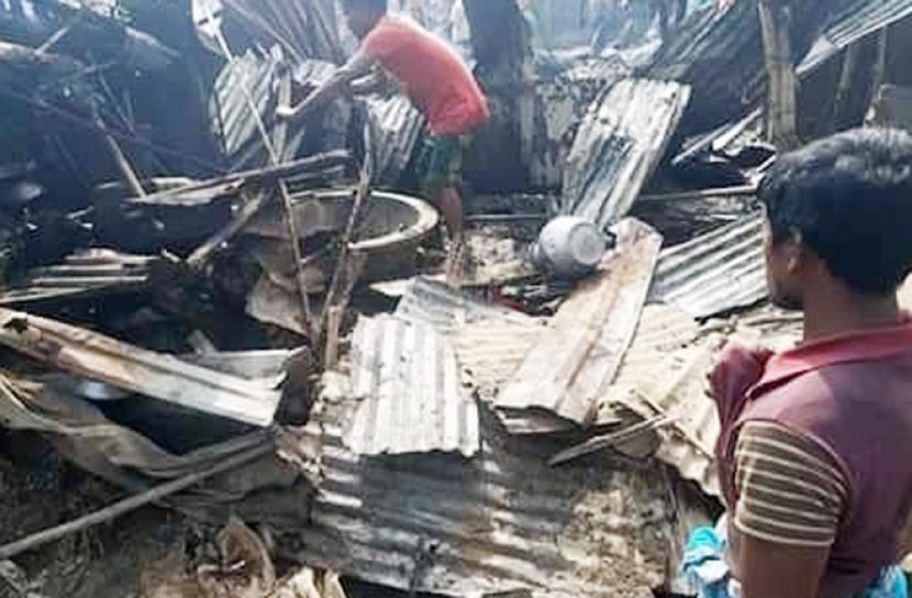 আগুনে তিন কৃষকের ঘর পুড়ে ছাই 