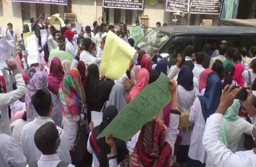 বিএমডিসি সভাপতির গাড়ি আটকে দিলো শিক্ষার্থীরা