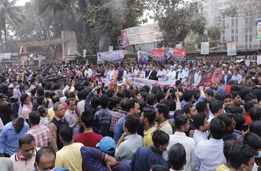 পুলিশি প্রহরায় বিএনপির বিক্ষোভ সমাবেশ চলছে