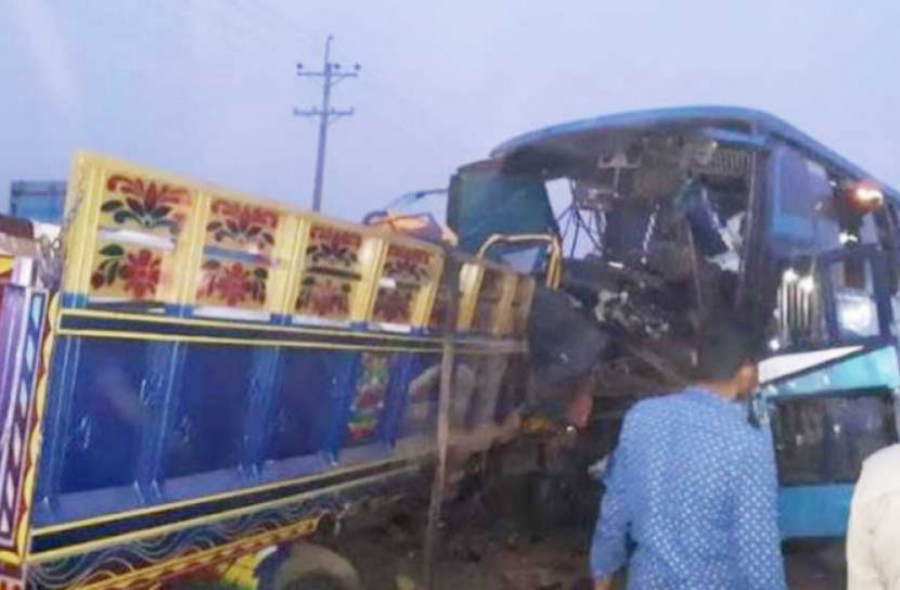 টাঙ্গাইলে বাস-ট্রাক সংর্ঘষে চালক নিহত 