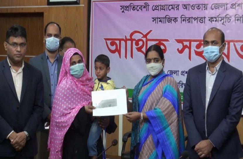 গোপালগঞ্জে ক্ষতিগ্রস্ত দুই পরিবারকে আর্থিক সহায়তা