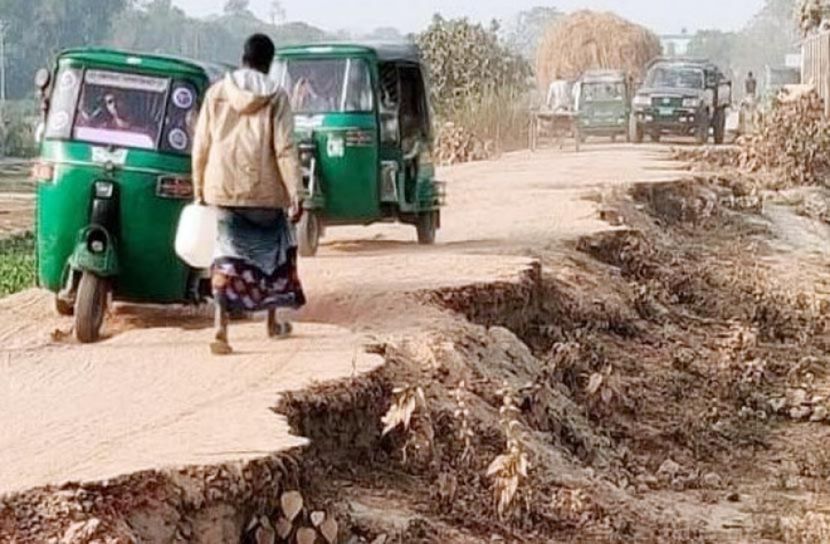 সড়ক নয় যেন মরণ ফাঁদ 
