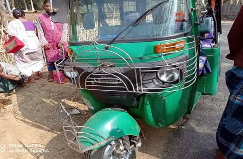 দুর্ঘটনায় সড়কে প্রাণ গেল মাহিন্দ্র যাত্রীর