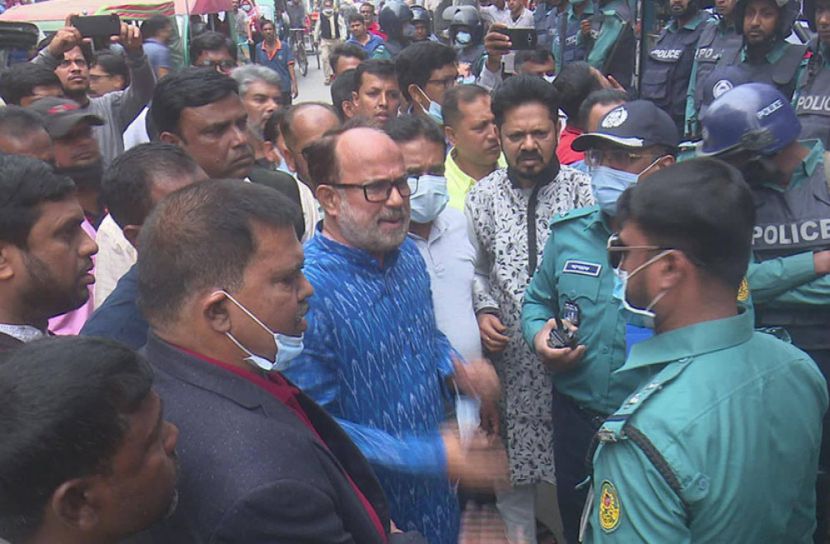 পুলিশ বেষ্টনীর মধ্যে খুলনায় বিএনপির বিক্ষোভ সমাবেশ