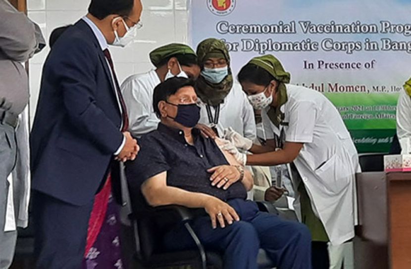 করোনার টিকা নিলেন পররাষ্ট্রমন্ত্রী