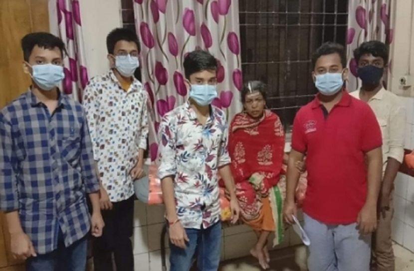 অসহায় বৃদ্ধাকে চিকিৎসার ব্যবস্থা করলো ৫ শিক্ষার্থী
