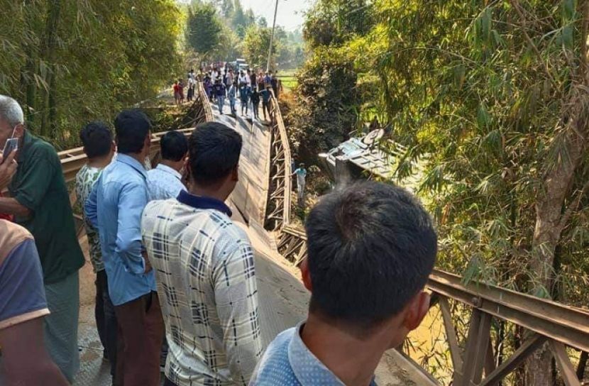 ব্রিজ ভেঙে মালবাহী ট্রাক খালে