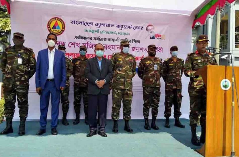 খাগড়াছড়িতে বিএনসিসির মাস্ক ও লিফলেট বিতরণ 