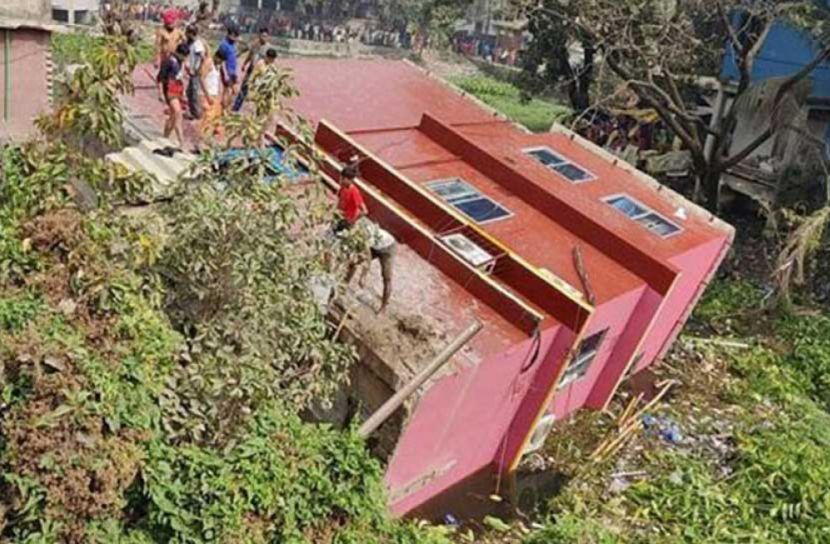 কেরানীগঞ্জে ধসে পড়ল তিনতলা ভবন