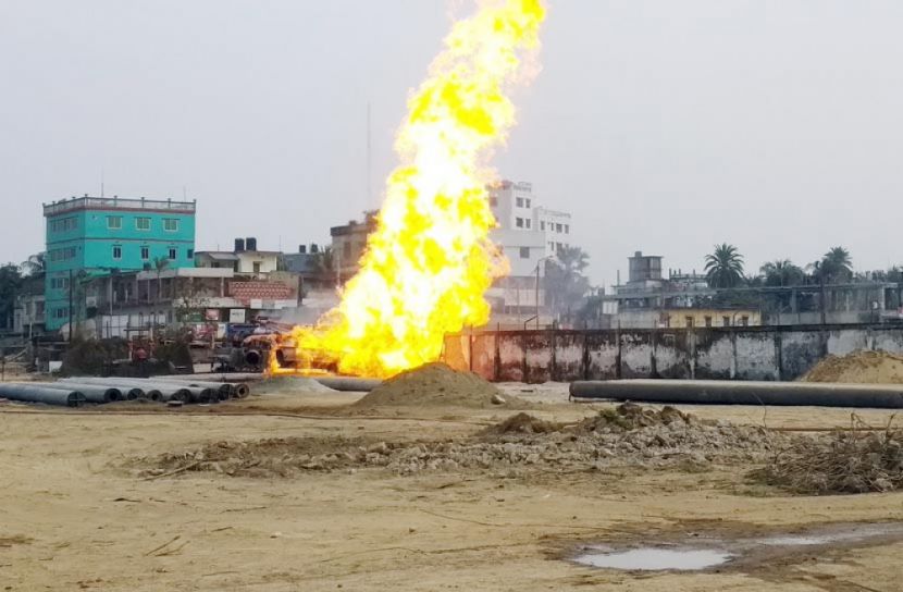 ঘোড়াশাল সার কারখানার পাইপে আগুন