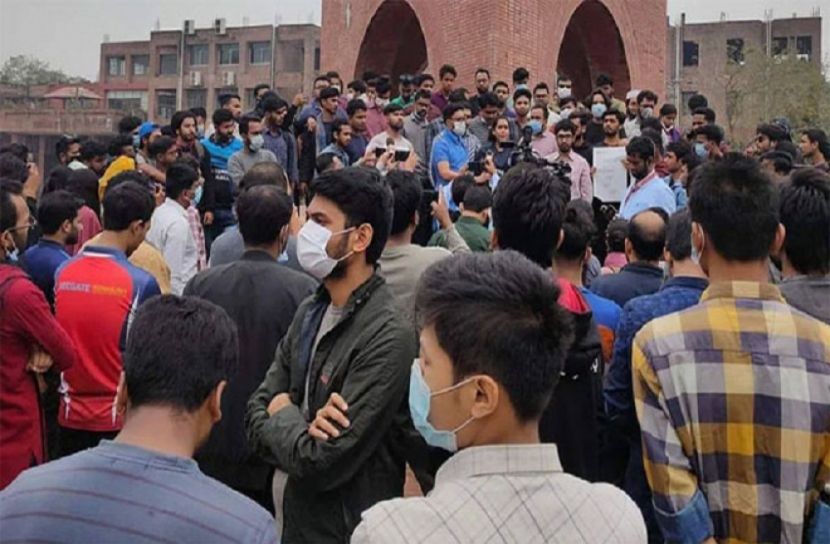 তালা ভেঙে হলে প্রবেশ জাবি শিক্ষার্থীদের