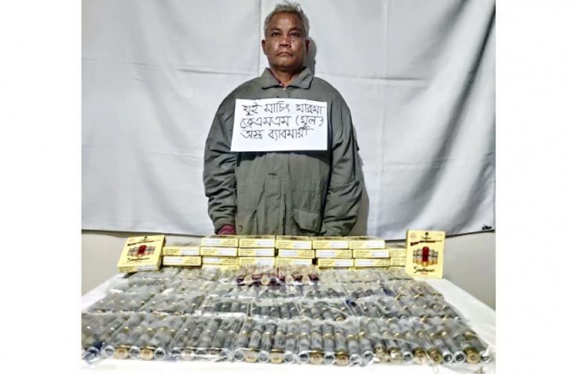 বিপুল গুলিসহ অস্ত্র পাচারকারী আটক