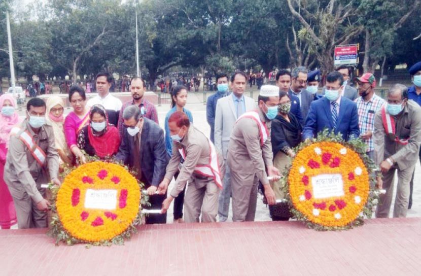 মুজিবনগর স্মৃতিসৌধে পুষ্পমাল্য অর্পণ দুই বিচারপতির 