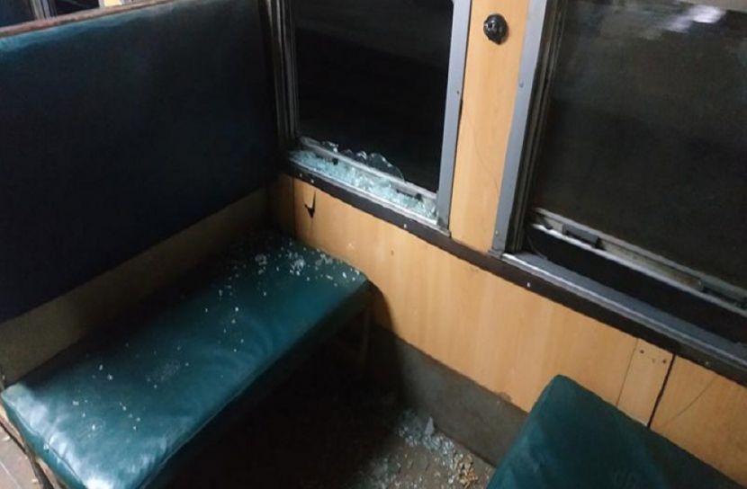 চলন্ত ট্রেনে পাথর নিক্ষেপ, ভ্রমণে আগ্রহ হারাচ্ছেন যাত্রীরা