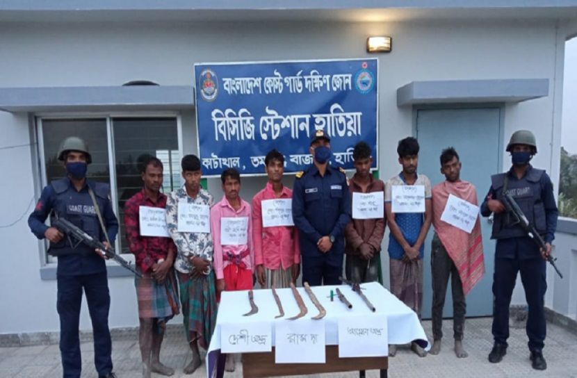 হাতিয়ায় অস্ত্রসহ ৭ জলদস্যু আটক