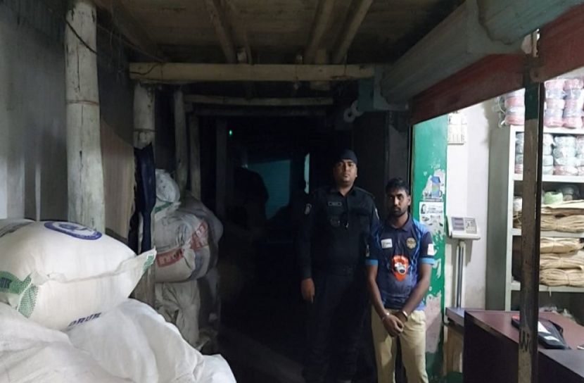 শেরপুরে অবৈধ পলিথিন জব্দ ব্যবসায়ীকে জরিমানা