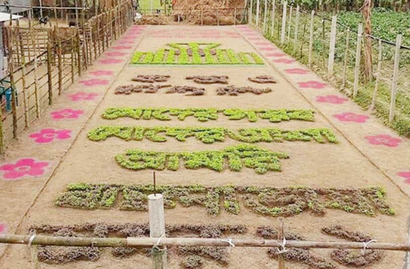 ফসলের খেতে কৃষক আঁকলেন শ্রদ্ধার মিনার