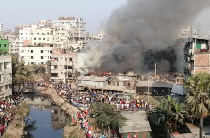 রাজধানীর মানিকনগরে ভয়াবহ অগ্নিকাণ্ড