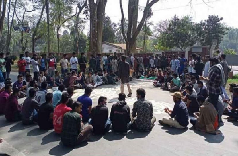 ছাত্রাবাস খোলার দাবিতে রাবি শিক্ষার্থীদের বিক্ষোভ