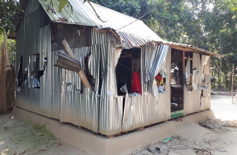 বোয়ালমারীতে চেয়ারম্যানের উপস্থিতিতেই অর্ধশতাধিক বাড়িতে হামলা