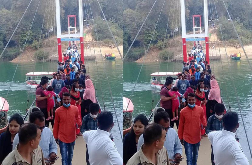 রাঙামাটি ঝুলন্ত ব্রিজে মানুষের ঢল