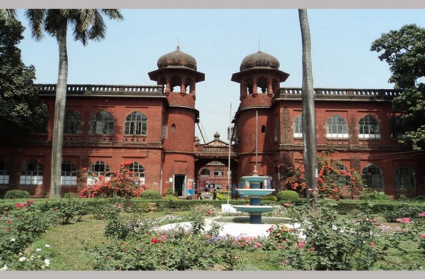 এবার ঢাবি শিক্ষার্থীদের তালা ভেঙে হলে প্রবেশ