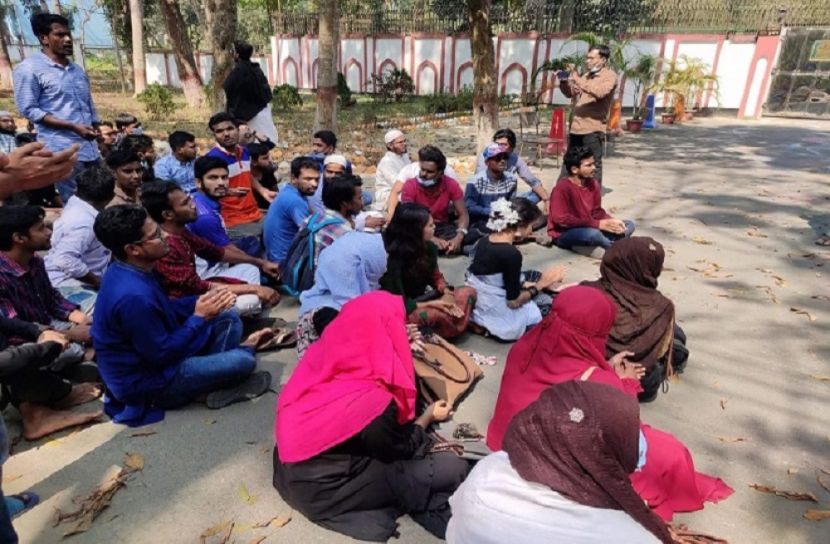 ইবির হল খোলার দাবিতে শিক্ষার্থীদের লাগাতার কর্মসূচি