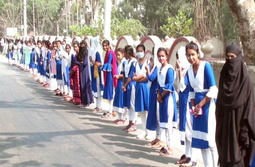 স্কুলছাত্রীকে ধর্ষণের প্রতিবাদে শিক্ষার্থীদের মানববন্ধন 