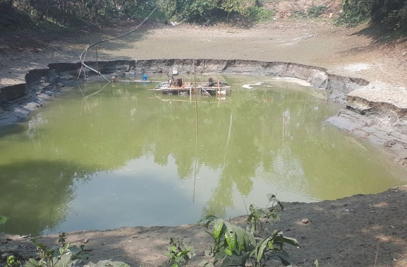 ভূমি অফিসের পুকুরে অবৈধ ড্রেজার, ভরাট চলছে অন্যের জমি