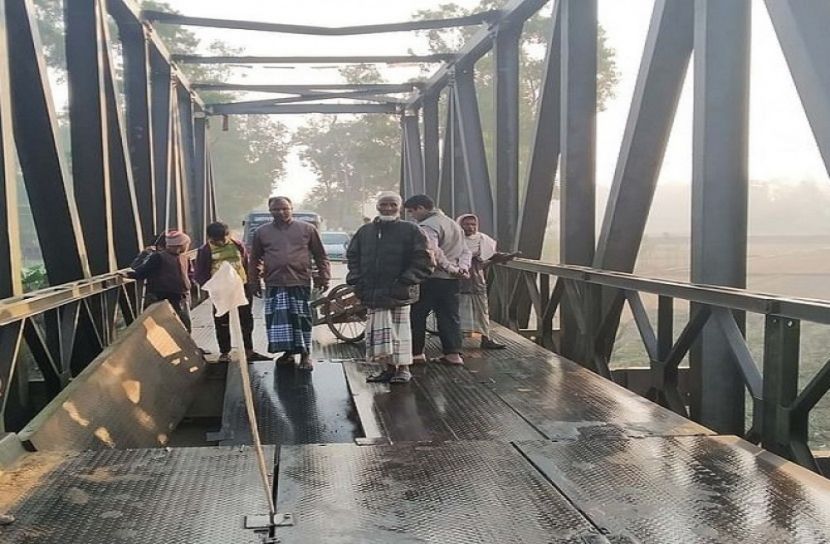 সেতুর পাটাতন খুলে যাওয়ায় সড়ক যোগাযোগ বন্ধ