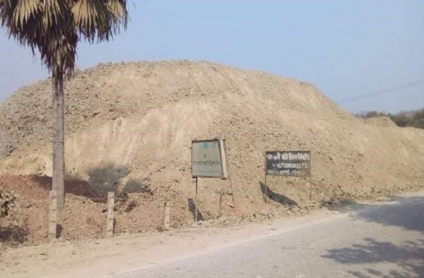 ইটভাটার মাটি রাস্তার পাশে, বৃষ্টিতে দুর্ঘটনার আশঙ্কা