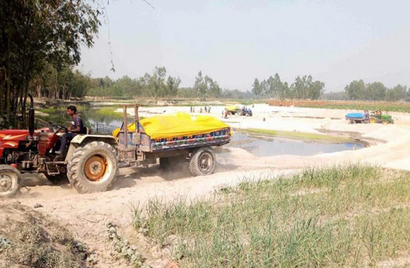নদীর পেট কেটে বিক্রি: ভাঙন হুমকিতে বাড়িসহ ফসলি জমি