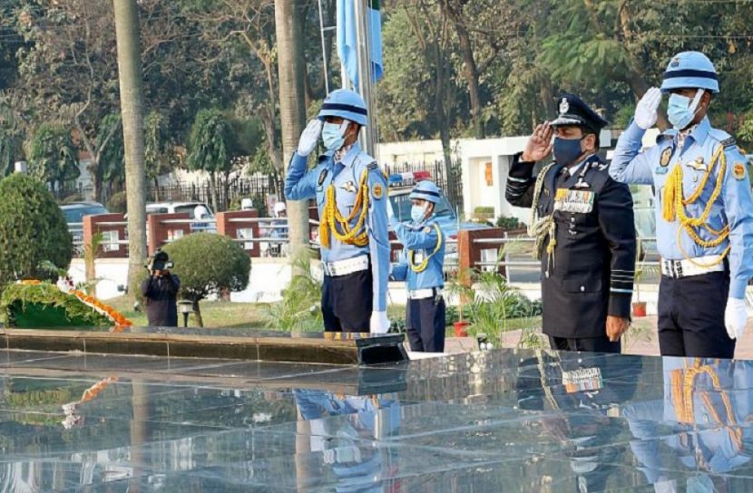 ভারতীয় বিমান বাহিনী প্রধানের শিখা অনির্বাণে শ্রদ্ধা