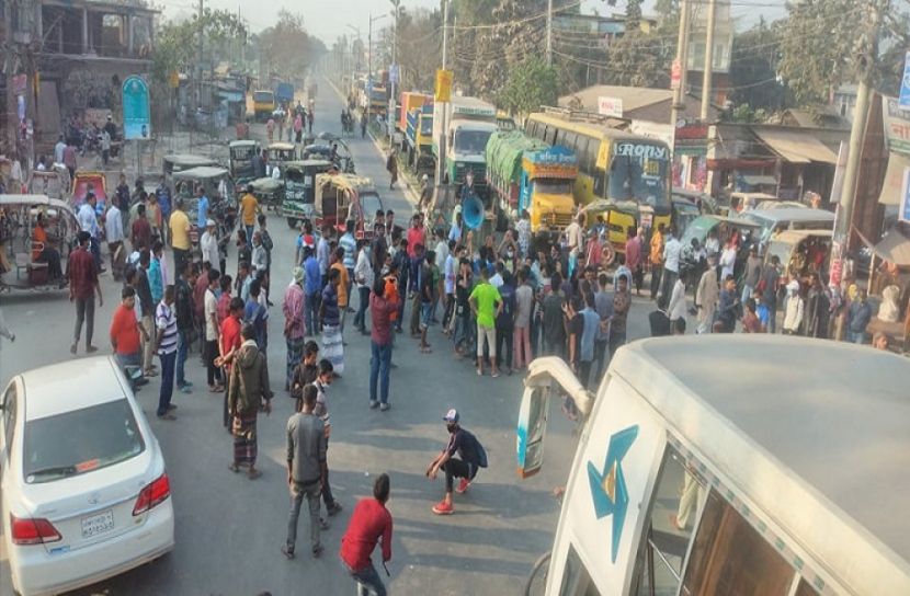 ট্রাফিক সেবা ও স্পিড ব্রেকার স্থাপনের দাবিতে মহাসড়ক অবরোধ