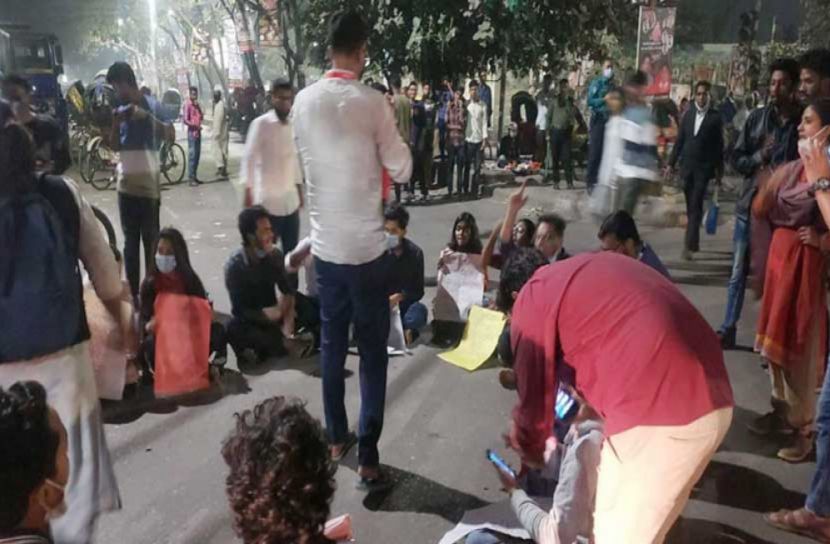 পরীক্ষা পেছানোয় রাজধানীতে শিক্ষার্থীদের বিক্ষোভ