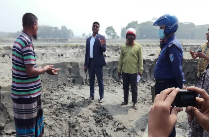 সরকারি জায়গার মাটি কাটায় দুজনকে জরিমানা