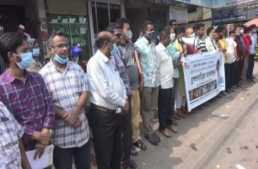 সাংবাদিক মুজাক্কির হত্যার প্রতিবাদে ব্রাহ্মণবাড়িয়ায় মানববন্ধন