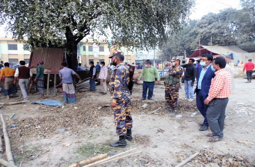 টাঙ্গাইল কেন্দ্রীয় ঈদগাঁ থেকে ১৬টি অবৈধ দোকান উচ্ছেদ