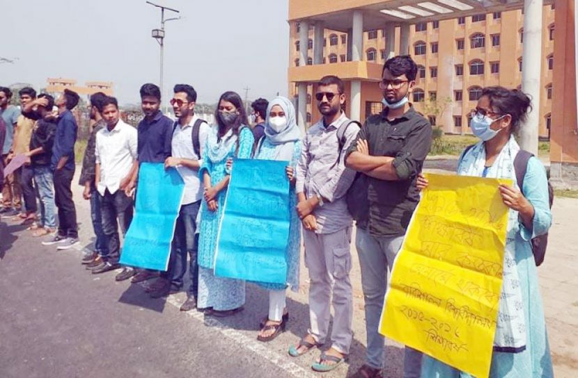 স্থগিত পরীক্ষা গ্রহণের দাবিতে ববি শিক্ষার্থীদের মানববন্ধন 