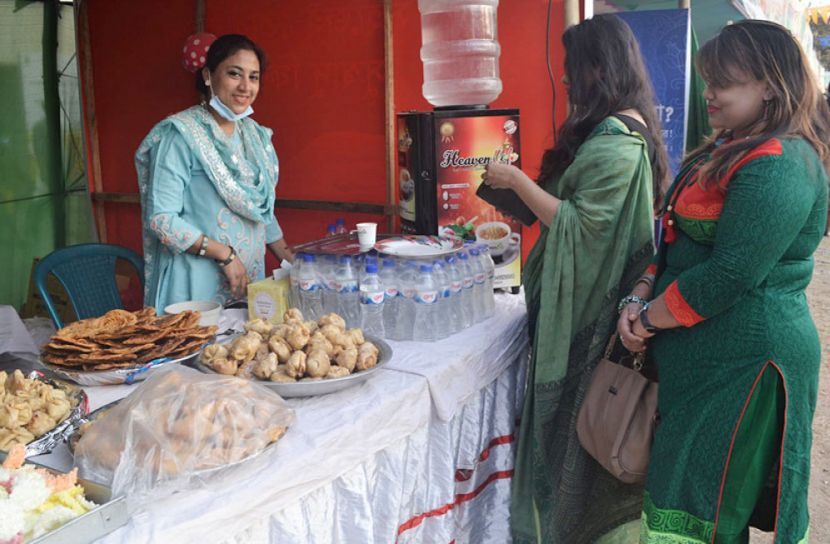 পিঠাপ্রেমীদের ভিড়ে মুখরিত শিল্পকলা