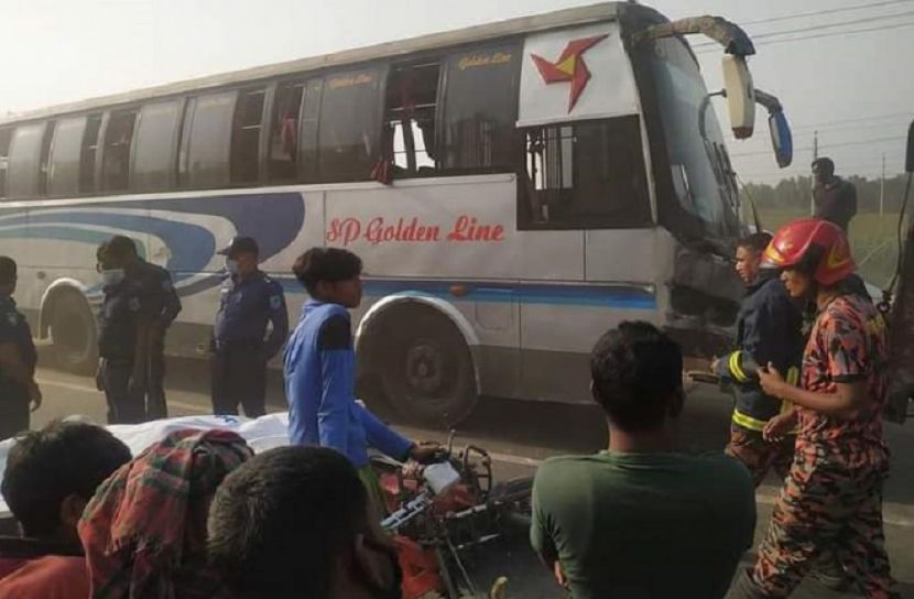মানিকগঞ্জে বাসচাপায় প্রাণ গেল চাচা-ভাতিজার