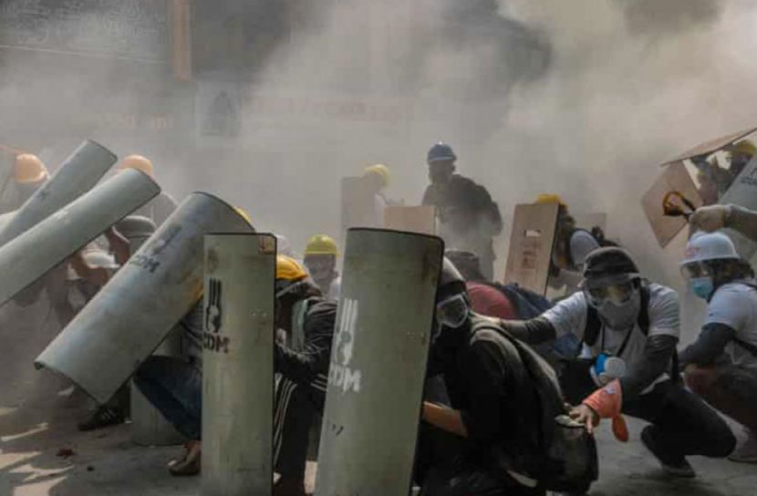 মিয়ানমারে বিক্ষোভকারীদেরকে গুলি