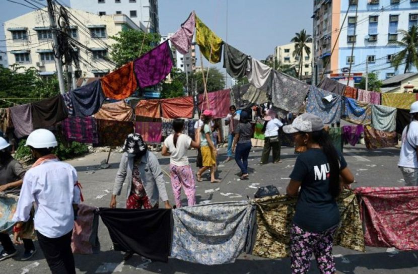 মিয়ানমারে সেনা প্রতিরোধে নারীদের লুঙ্গি