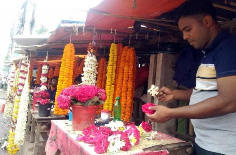 অবশেষে ঘুরে দাঁড়িয়েছেন ফুল ব্যবসায়ীরা 