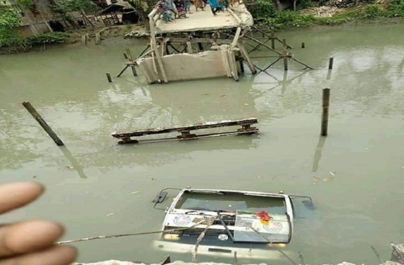 কাঁঠালিয়ায় ব্রিজ ভেঙ্গে ও ট্রাক খালে, যোগযোগ বন্ধ 