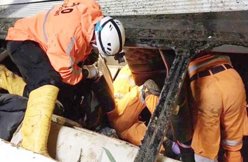 ইন্দোনেশিয়ায় বাস গিরিখাতে পড়ে ২৭ জনের মৃত্যু