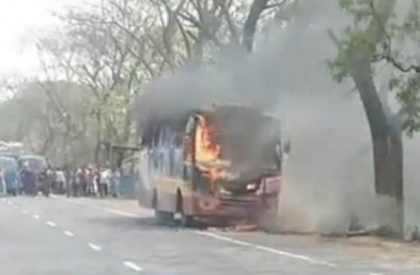 গজারিয়ায় চলন্ত বাসে আগুন, আহত ৫