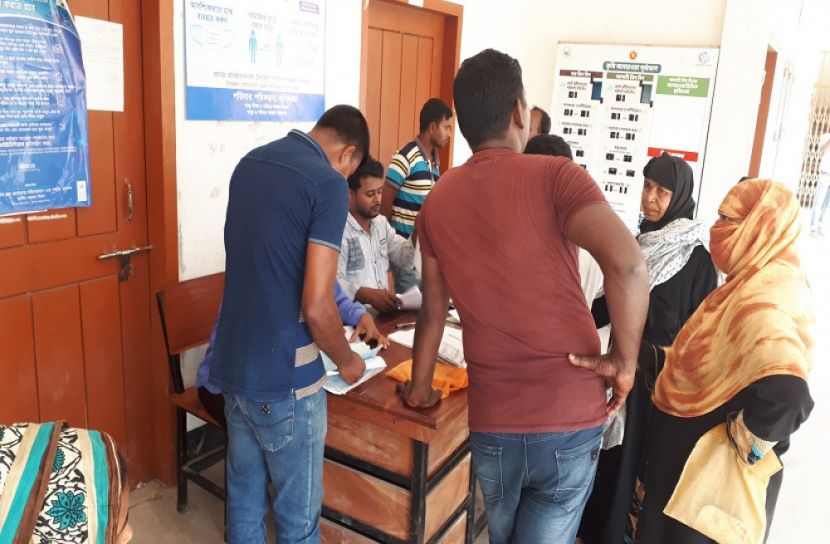 বোয়ালমারীতে স্মার্ট কার্ড বিতরণে টাকা নেয়ার অভিযোগ 