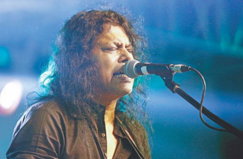 আজ সন্ধ্যায় গাইবেন জেমস