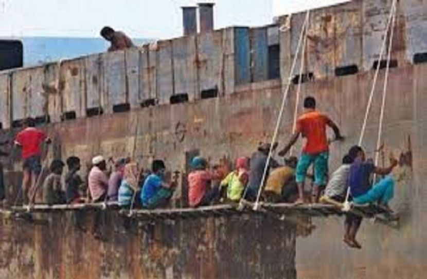 জাহাজভাঙা শিল্পে ঐতিহাসিক অধিকার পেল শ্রমিকরা